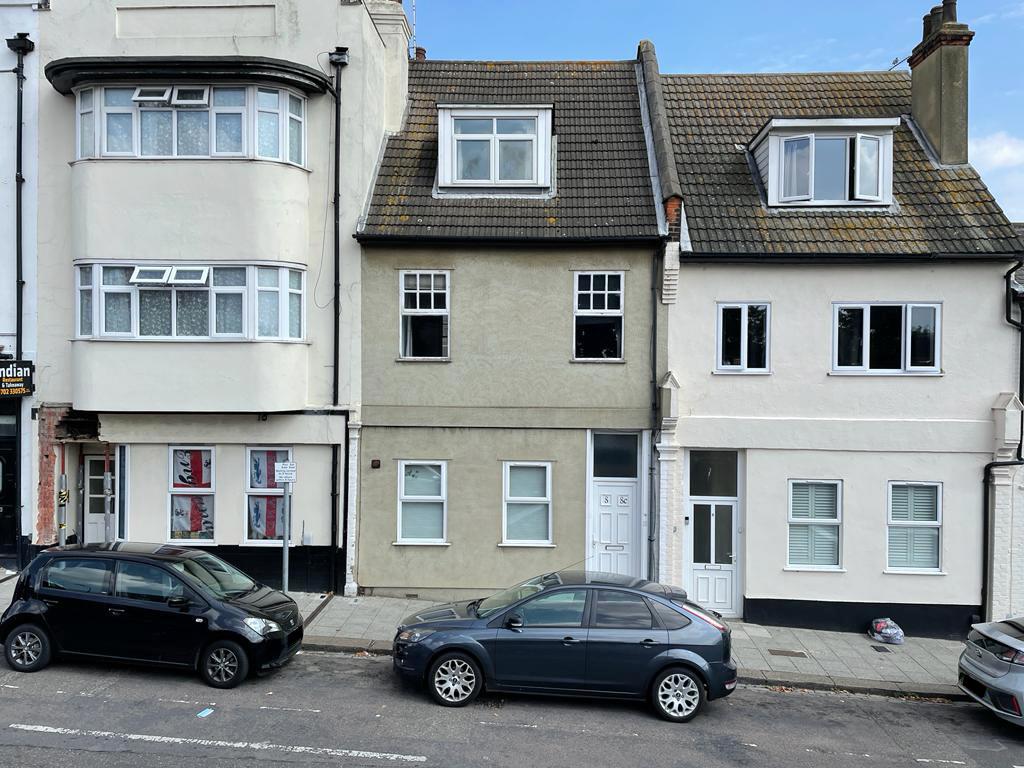 Lot: 86 - TWO-BEDROOM MAISONETTE AND GROUND RENT - 